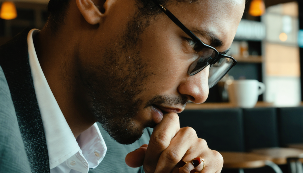 découvrez le petit geste révélateur que toutes les personnes les plus intelligentes adoptent en pleine conversation et qui améliore la communication.